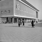 150268 Gezicht op de voorgevel van het N.S.-station Eindhoven te Eindhoven.